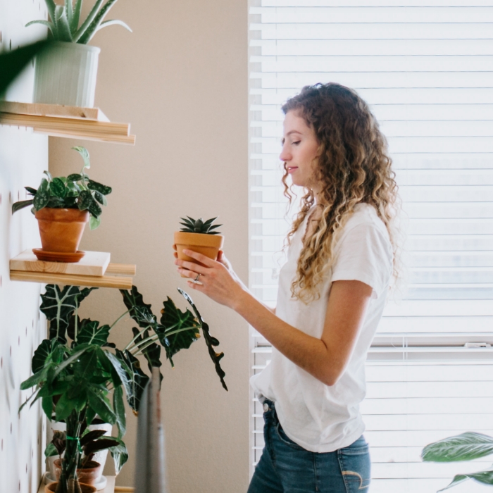 0468_PsychologySpecialty_Footer_700x700 Girl looking at a plant on shelf