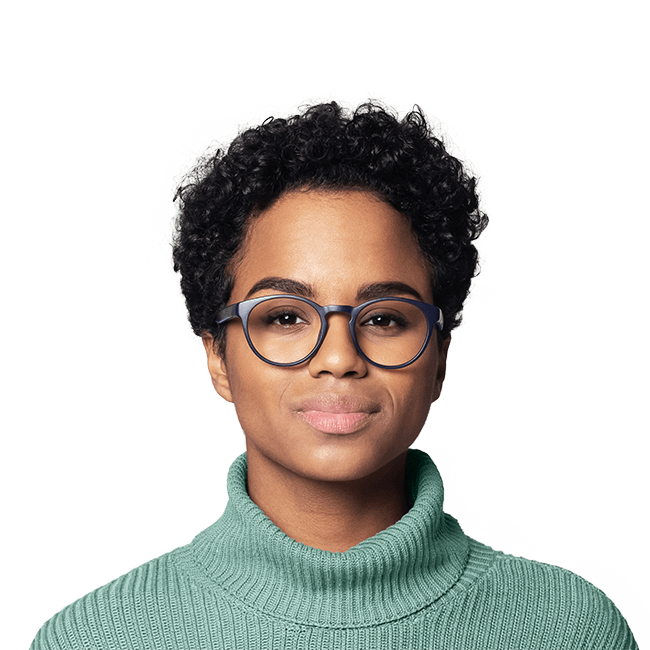 Une femme noire portant des lunettes, prête pour sa consultation en ligne avec un thérapeute en ligne.