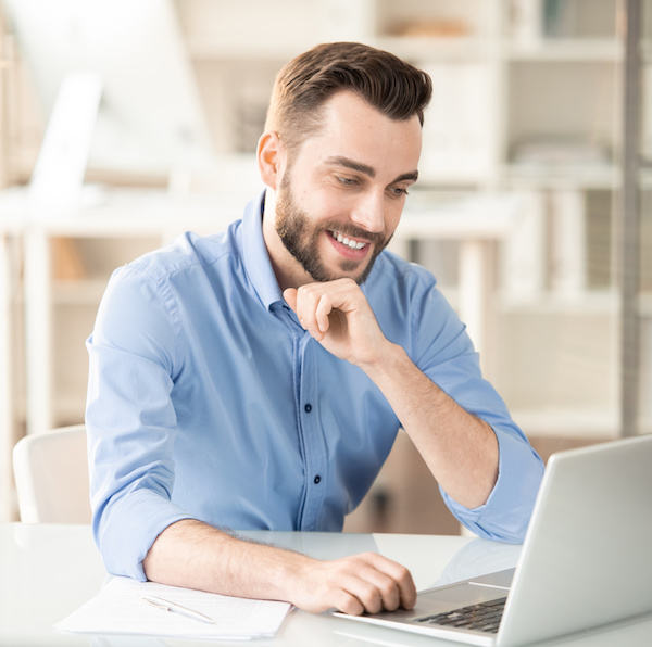 A men looking at a computer during an online weight management consultation